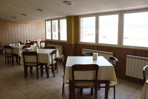 Hostal Valle Del Iregua Albelda De Iregua ภายนอก รูปภาพ